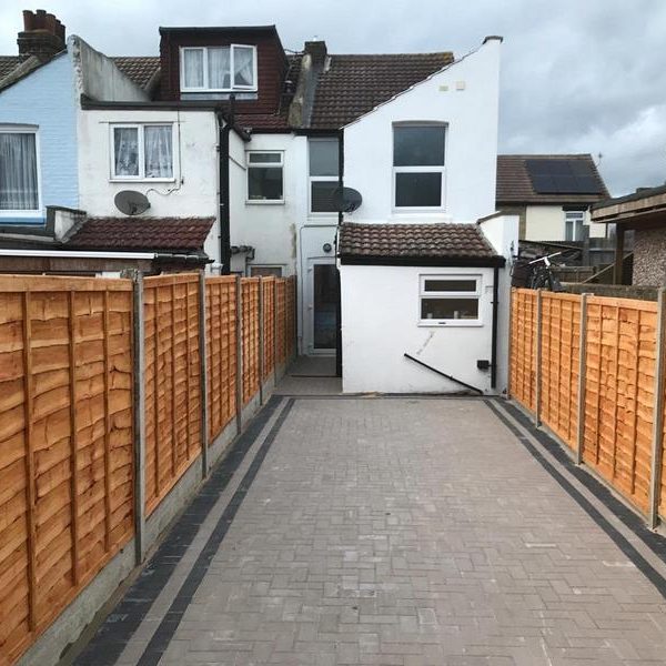 back garden patio new fence 05